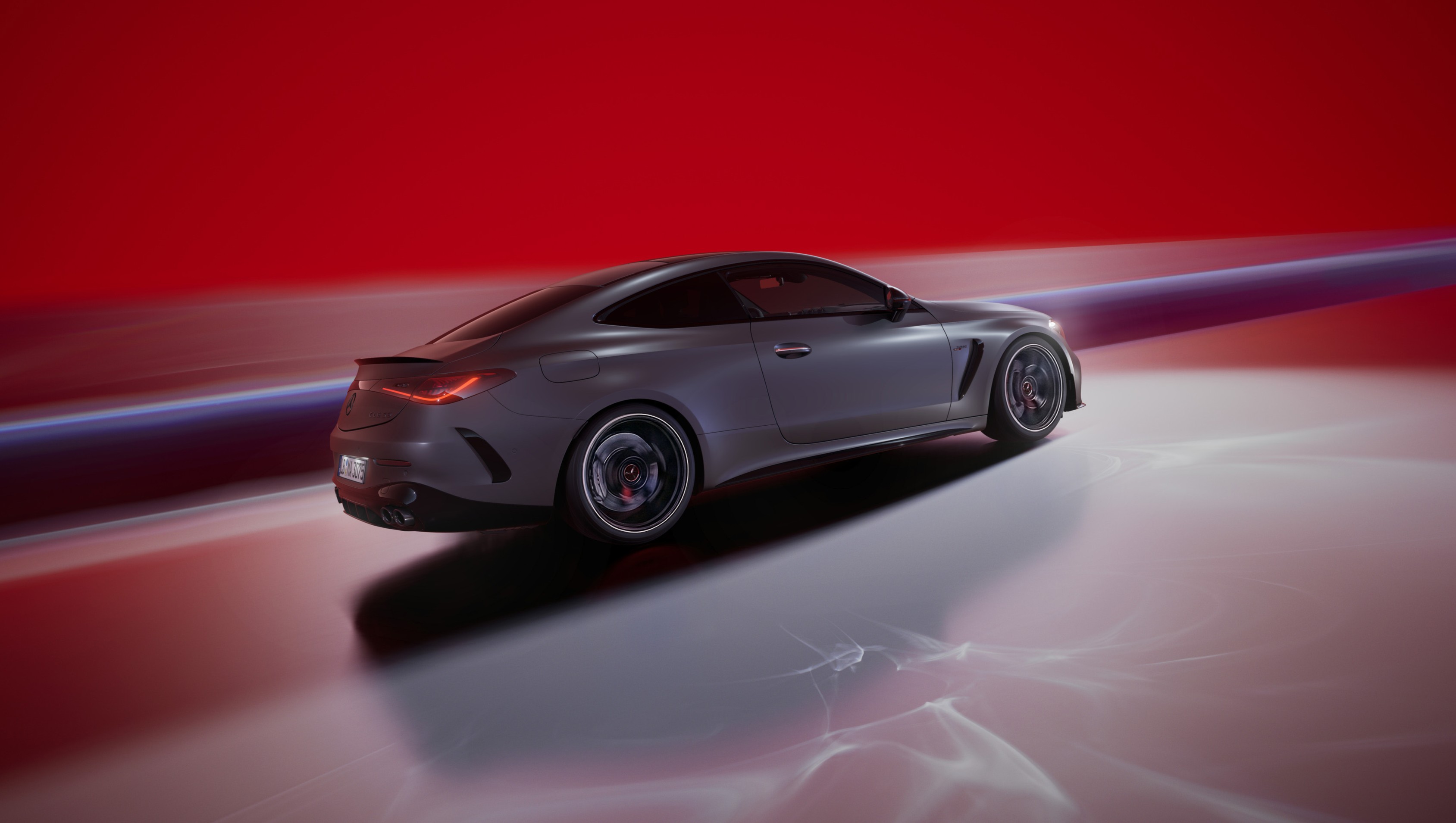 圖3、AMG 空力造型套件包含前擾流板、兩側勾狀翼片及AMG 後擾流尾翼優化空氣力學表現